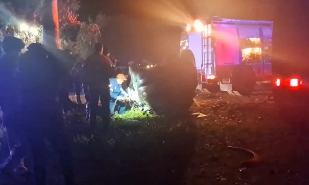 Αυτοκίνητο προσέκρουσε σε τοίχο και έπιασε φωτιά στη Λαμία - Ένας τραυματίας (βίντεο)